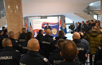 Ministar unutrašnjih poslova Bratislav Gašić zahvalio se danas policijskim službenicima i vatrogascima